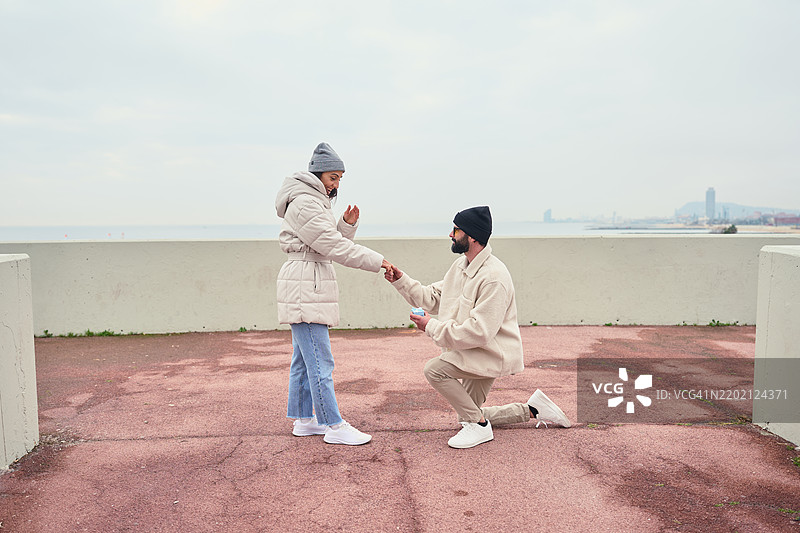 男子在巴塞罗那跪下向女子求婚图片素材