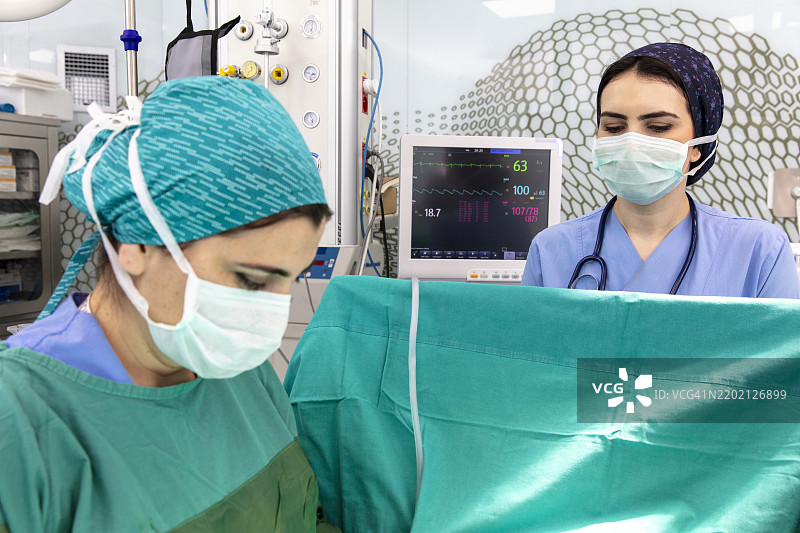 外科医生在手术中穿着全套手术装备。图片素材