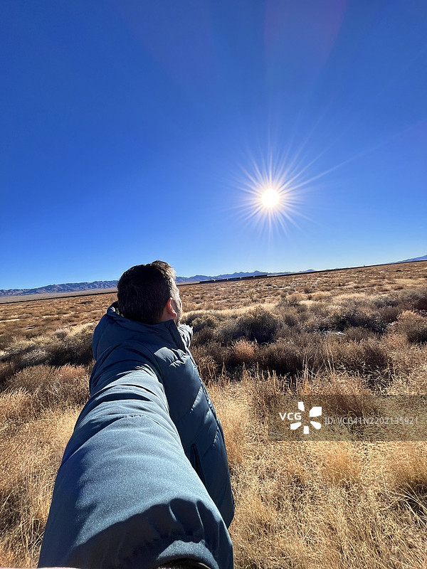 游客在亚利桑那州的66号公路上观赏太阳图片素材