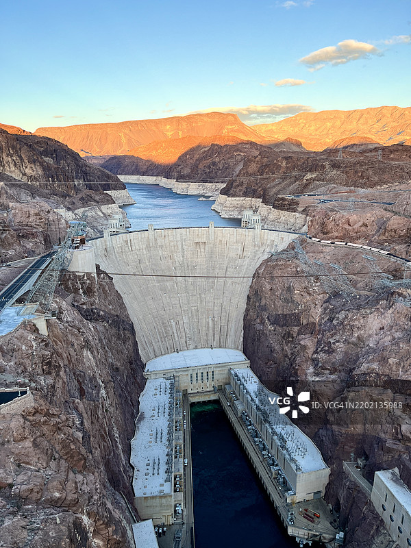 胡佛水坝在内华达州黑峡谷的日落时分拦截科罗拉多河图片素材