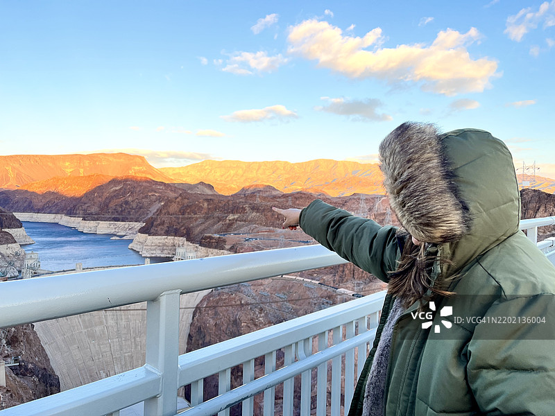 游客在日落时指向胡佛水坝和米德湖图片素材