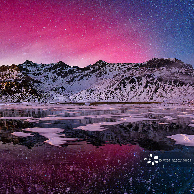 极光照耀着雪山和冰冻湖面图片素材