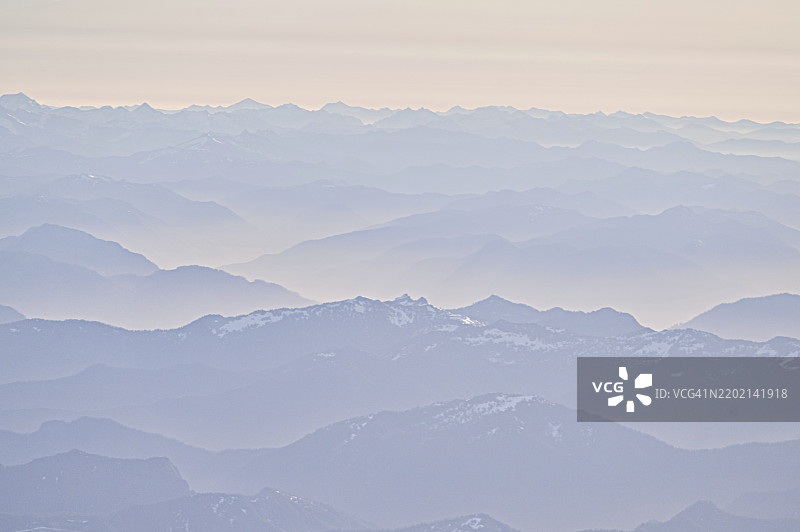 晨雾中的美人鱼日出映照在喀斯喀特山脉上图片素材