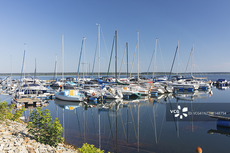 德国萨克森州卢萨蒂亚湖区的盖尔斯瓦尔德湖港口的小船图片素材