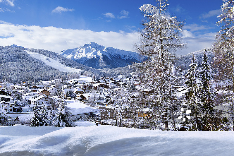 冬季的村庄景观，背景是2797米的Gschwandkopf和Hocheder，位于奥地利蒂罗尔的塞费尔德高原。图片素材