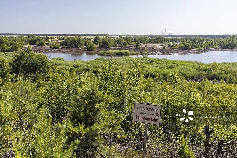在仍然被淹没的贝根湖的观景点，背景是施佩尔希德尔的塔楼，黑色泵站的塔楼，位于德国萨克森的卢萨蒂亚湖区，欧洲图片素材