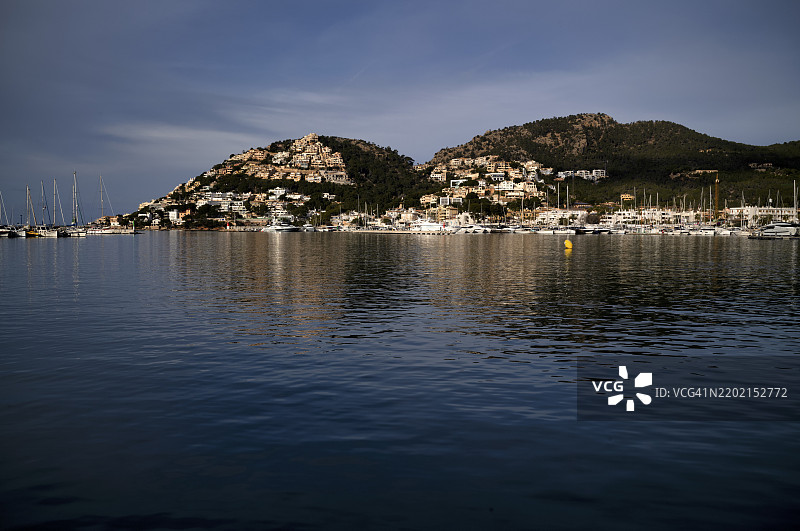 从海滨长廊俯瞰安德拉特港的码头，晨光照耀，巴利阿里群岛，西班牙，欧洲图片素材