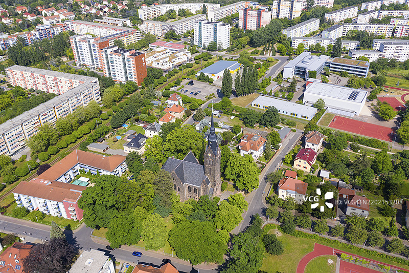 新教堂的鸟瞰图，背景是文法学校和德累斯顿街的新开发区域，科斯维希，萨克森州，德国，欧洲图片素材