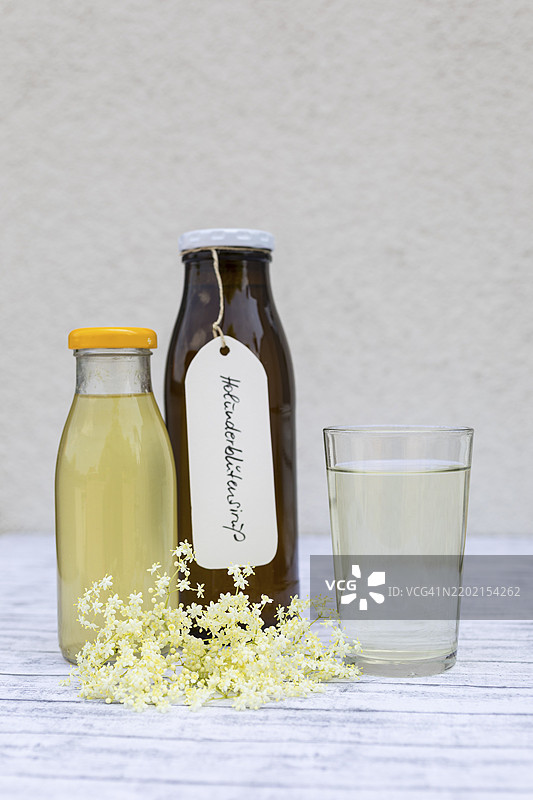 饮料杯和瓶子装有接骨木花糖浆图片素材