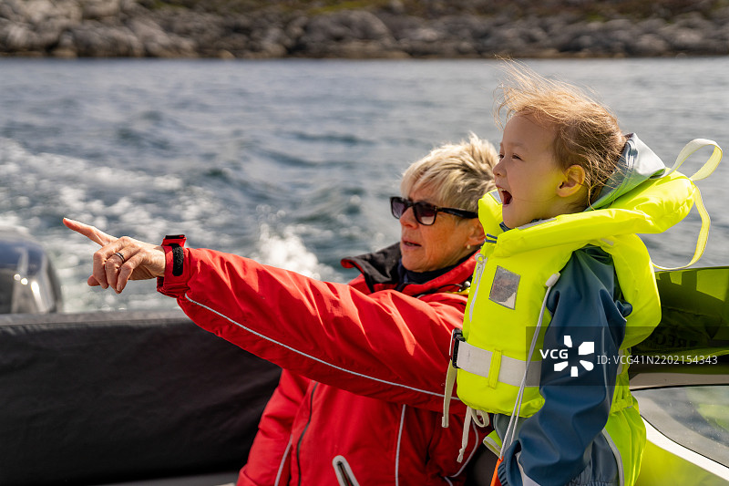 一位祖母和孙子在挪威奥斯特海姆的劳沃伊岛上进行划船冒险。图片素材