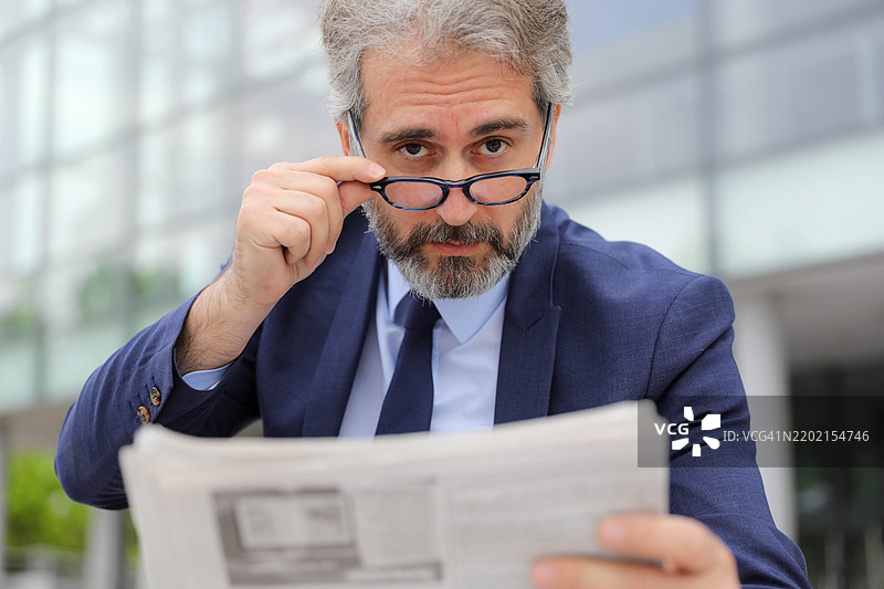 繁忙的思维：城市中的商人阅读图片素材