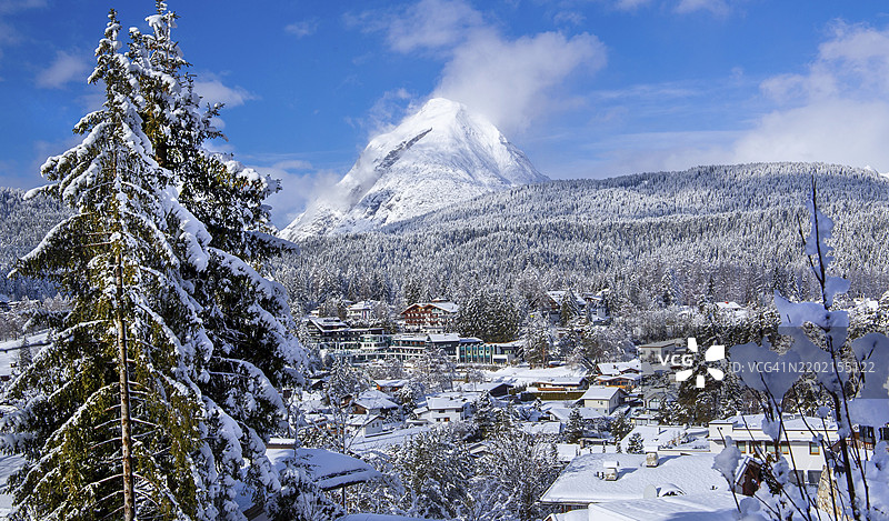 冬季的村庄景观,背景是海尔穆德山2662米,西费尔德,西费尔德高原,蒂罗尔,奥地利,欧洲图片素材