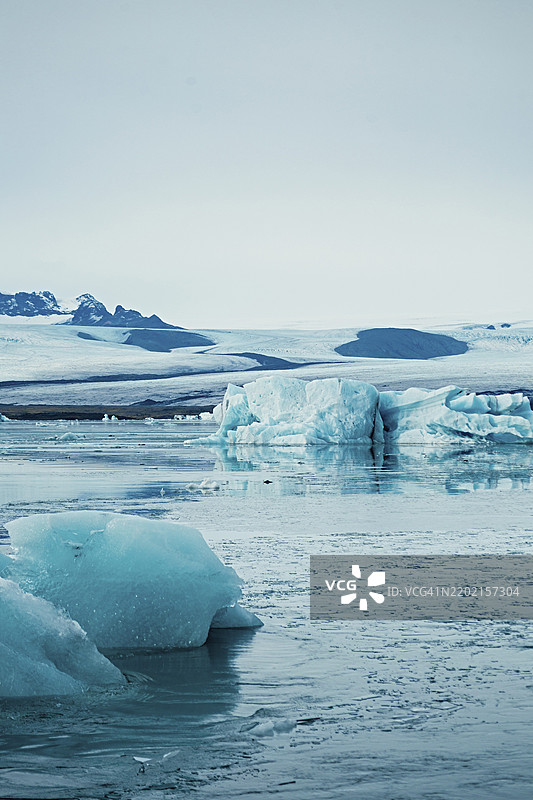 宁静的场景，蓝色冰山漂浮在平静的冰川水域，冰山冰岛，冰川，雪，冰岩，冰钻，冰川泻湖，自然，雪，钻石海滩，冰岛，欧洲图片素材