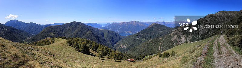 高耸于科莫湖之上的广阔牧场图片素材