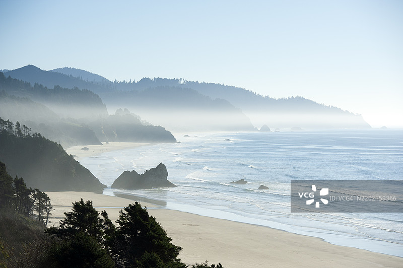 人们在大炮海滩上散步图片素材