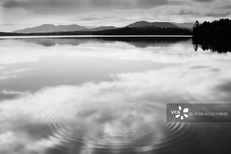 平静水面上反射的云彩，黑白色调图片素材