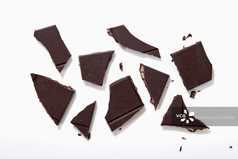 白色背景上的碎巧克力块图片素材