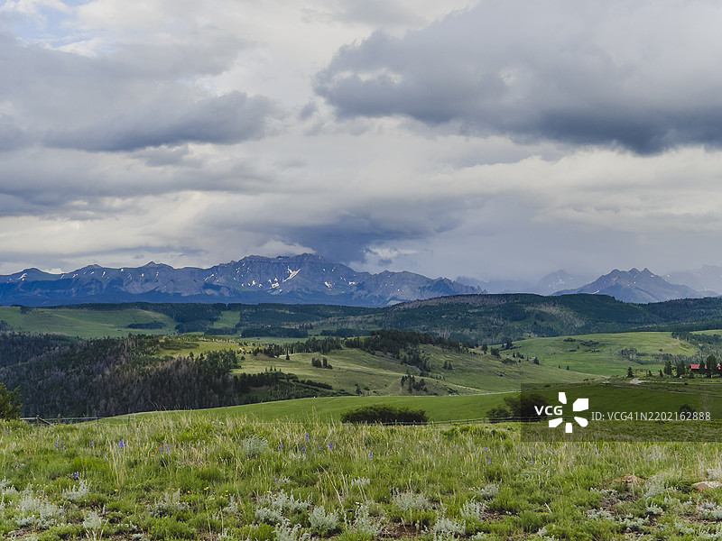 草地草甸上方的云朵与圣胡安山脉图片素材