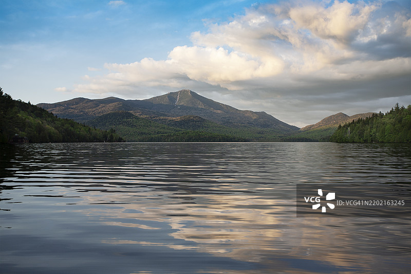 白面山和湖普莱西德的日落图片素材