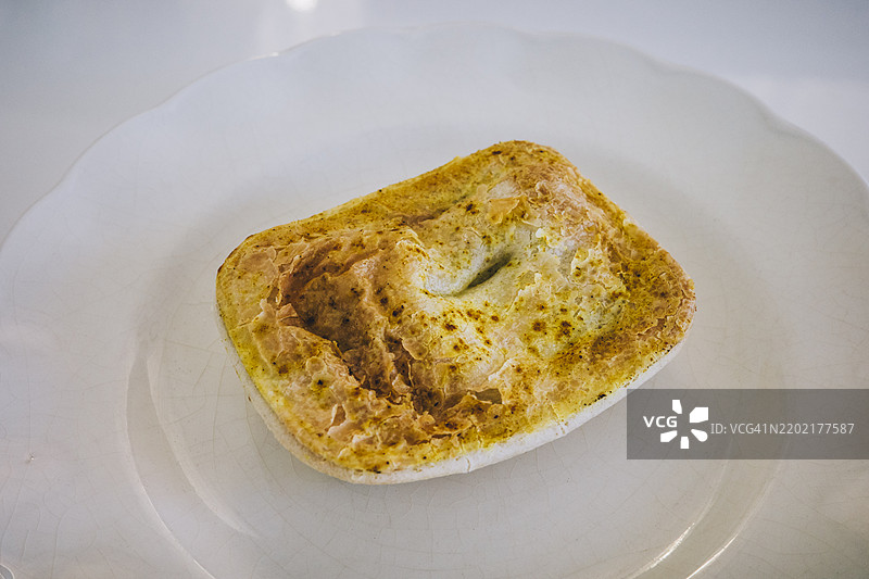 一只澳大利亚肉饼孤立在白色盘子背景上。图片素材