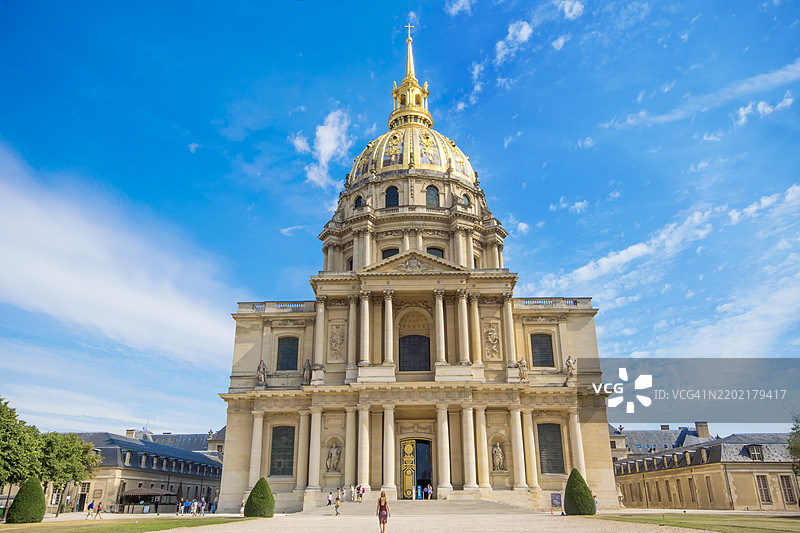 游客在巴黎圣路易教堂前图片素材