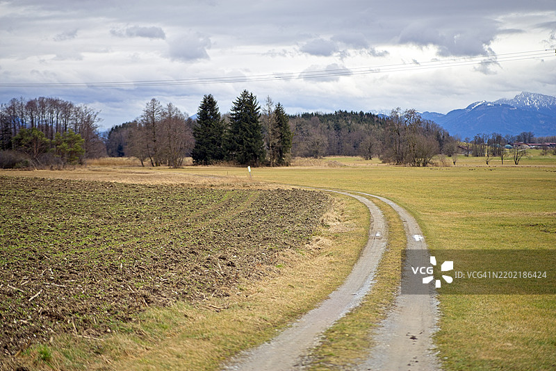 农田上轮胎印迹穿过田野图片素材