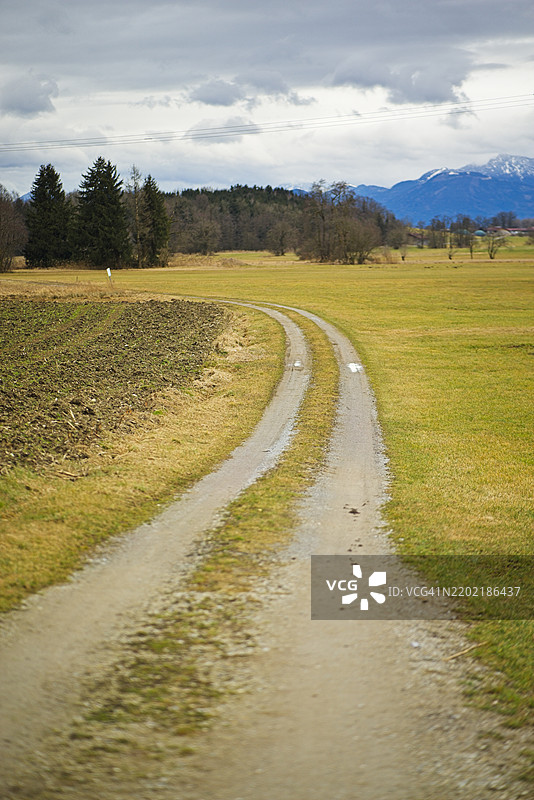 农田上轮胎印迹穿过田野图片素材