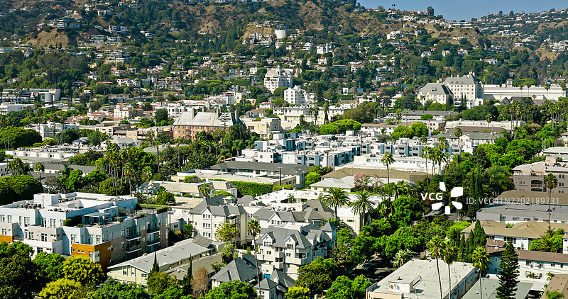 阳光明媚的日子里，西好莱坞的航拍镜头，背景是好莱坞山。图片素材