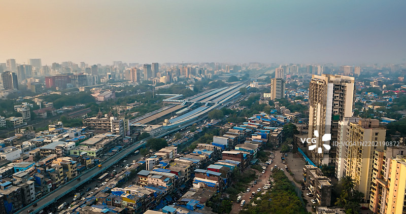 印度孟买班德拉火车站的无人机拍摄图片素材