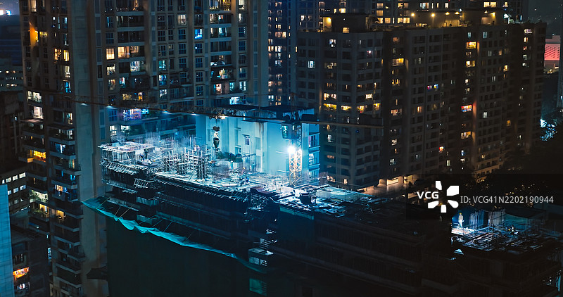 孟买班德拉在夜间建筑工地顶层的男子 - 无人机拍摄图片素材