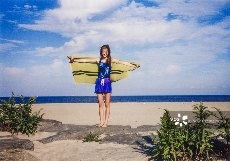 复古1990年代青少年，Y2K时尚，1990年代风格的短裤和连体泳衣图片素材