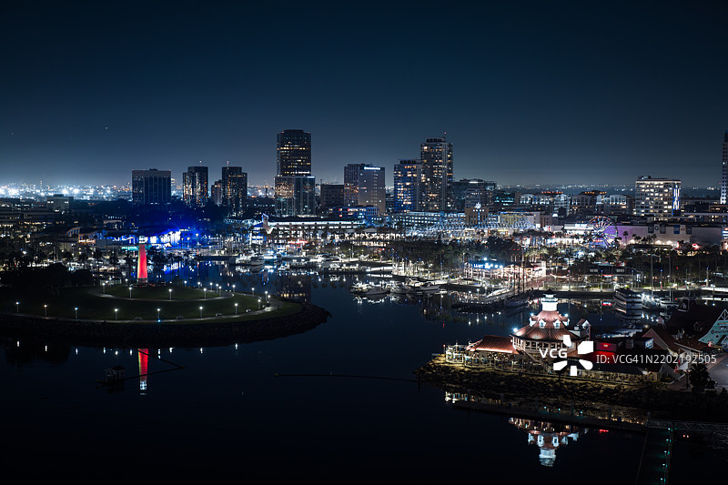 清澈夜空下的长滩，加州海滨的无人机视角图片素材