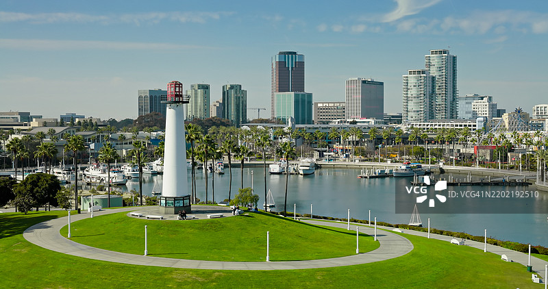 加利福尼亚州长滩的狮子灯塔航拍图，背景是水滨景色图片素材