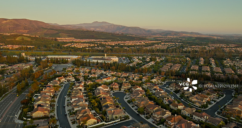 加州塔斯廷郊区街道上的无人机飞行图片素材