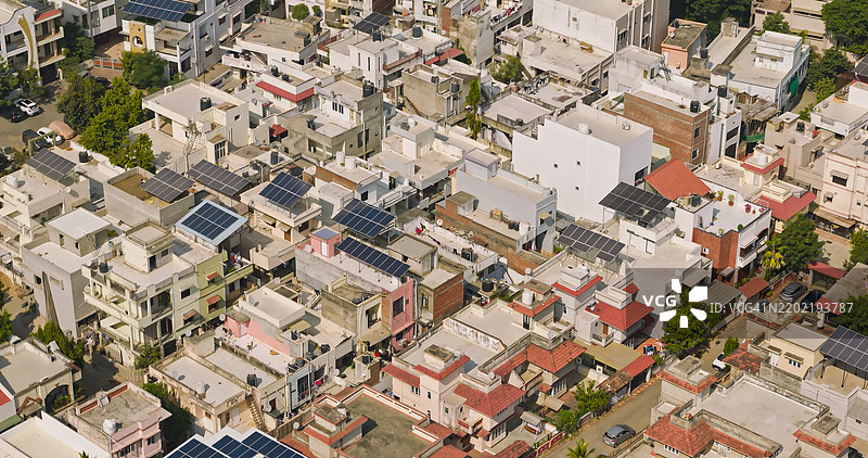 阿哈迈达巴德，古吉拉特邦的戈亚尔城市住宅楼与太阳能电池板 - 无人机拍摄图片素材