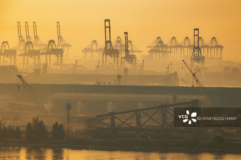 商业物流、进出口、航运或货物运输的航拍视角商业港口终端。图片素材