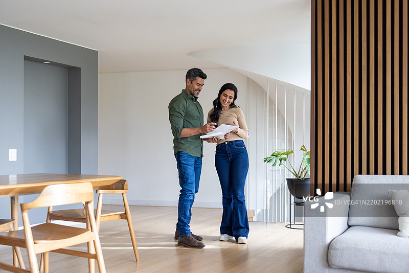 一对情侣在家阅读他们收到的信件图片素材