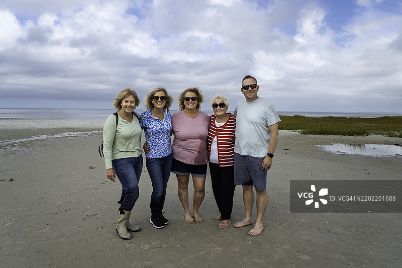 家庭团聚假期在科德角图片素材