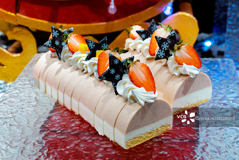 优雅的甜点展示，配草莓慕斯蛋糕图片素材