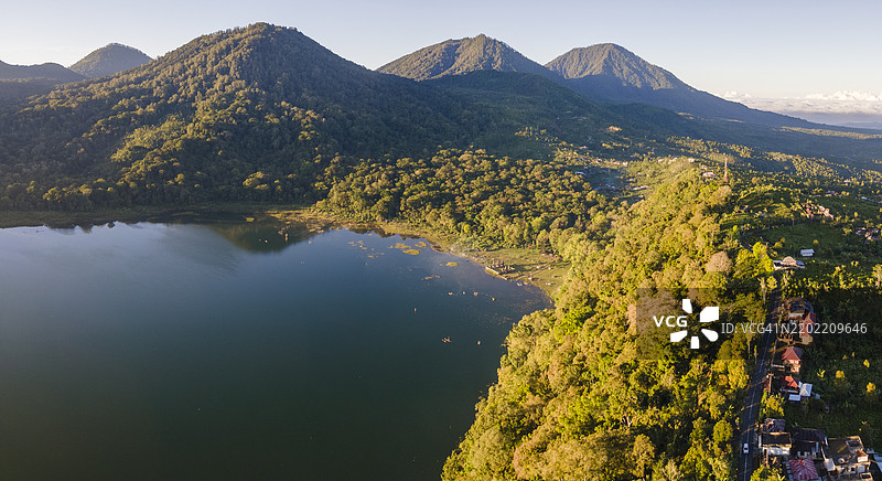 巴厘岛坦布林甘湖和布扬湖的日出图片素材