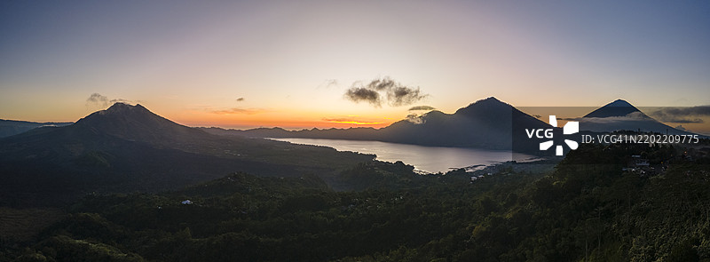巴厘岛巴图尔湖上的阿邦山日出图片素材