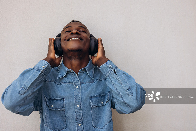 迷失在节奏中：通过音乐的幸福逃离图片素材