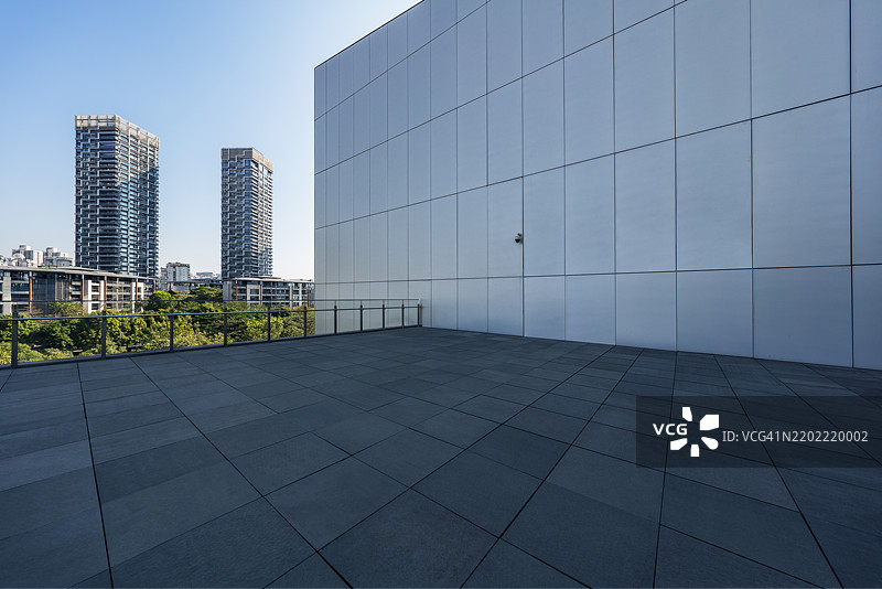 现代阳台俯瞰城市天际线图片素材