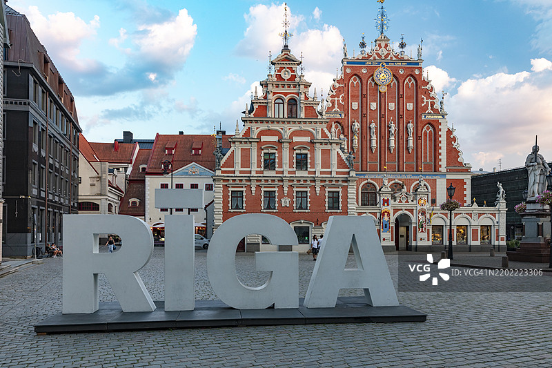 在黑头宫前广场上的行人和里加城市标志图片素材