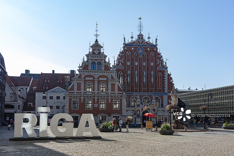 行人在黑头宫前广场和里加城市标志旁走动图片素材