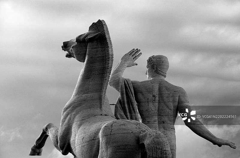 EUR Dioscuri - 在多云的天空下 - 单色照片图片素材
