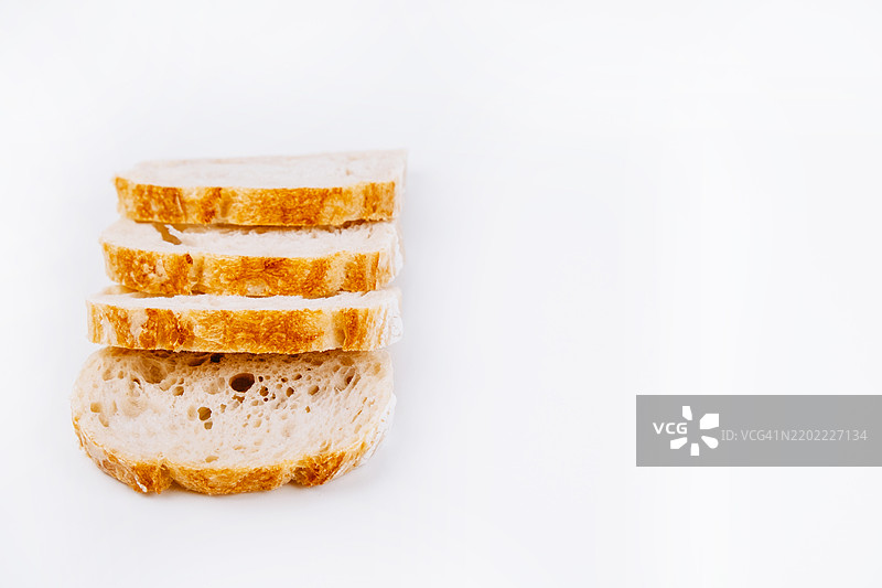 白色背景上的切片白面包图片素材
