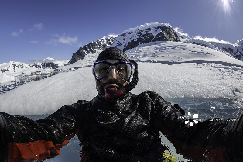 潜水员在南极拍自拍。图片素材