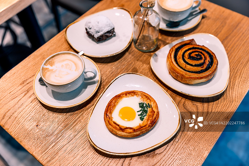 咖啡馆里新鲜出炉的糕点和咖啡作为早餐图片素材