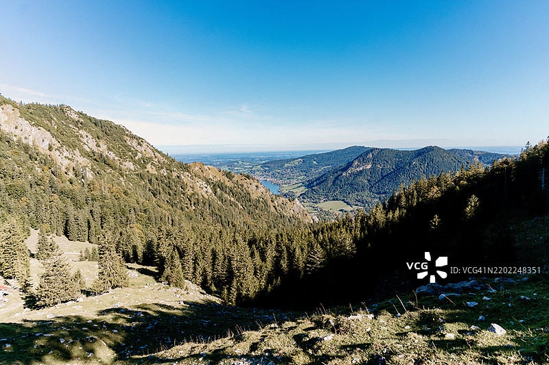 远处有森林、山脉和湖泊的风景图图片素材